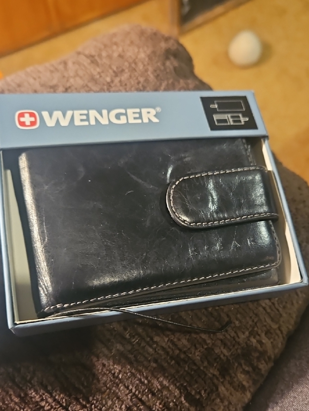 🌟3/$25🌟Wenger men's  leather wallet featuring integrated secure closure strap.